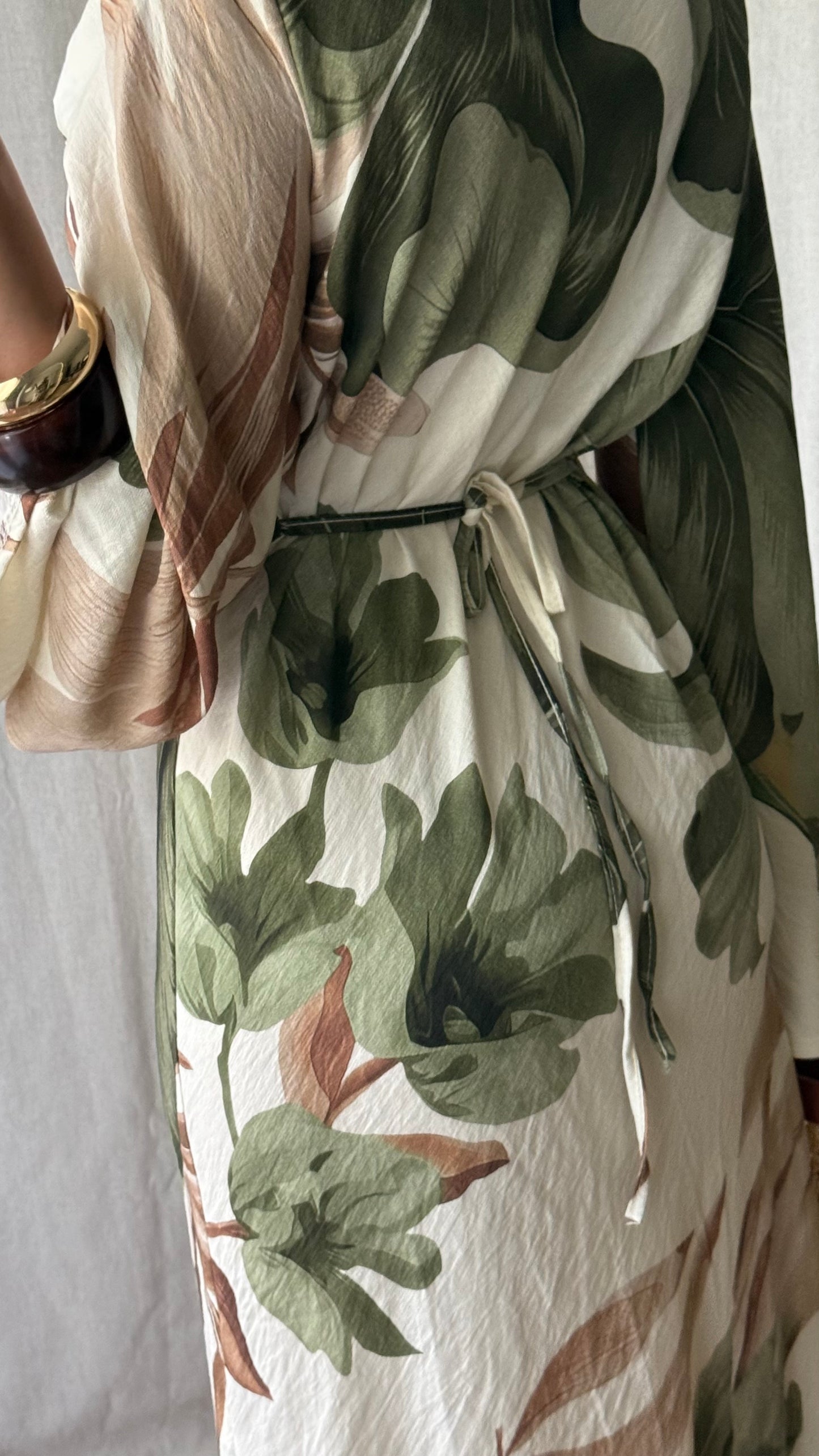 Robe KAKI effet lin à fleurs nouée dans le dos