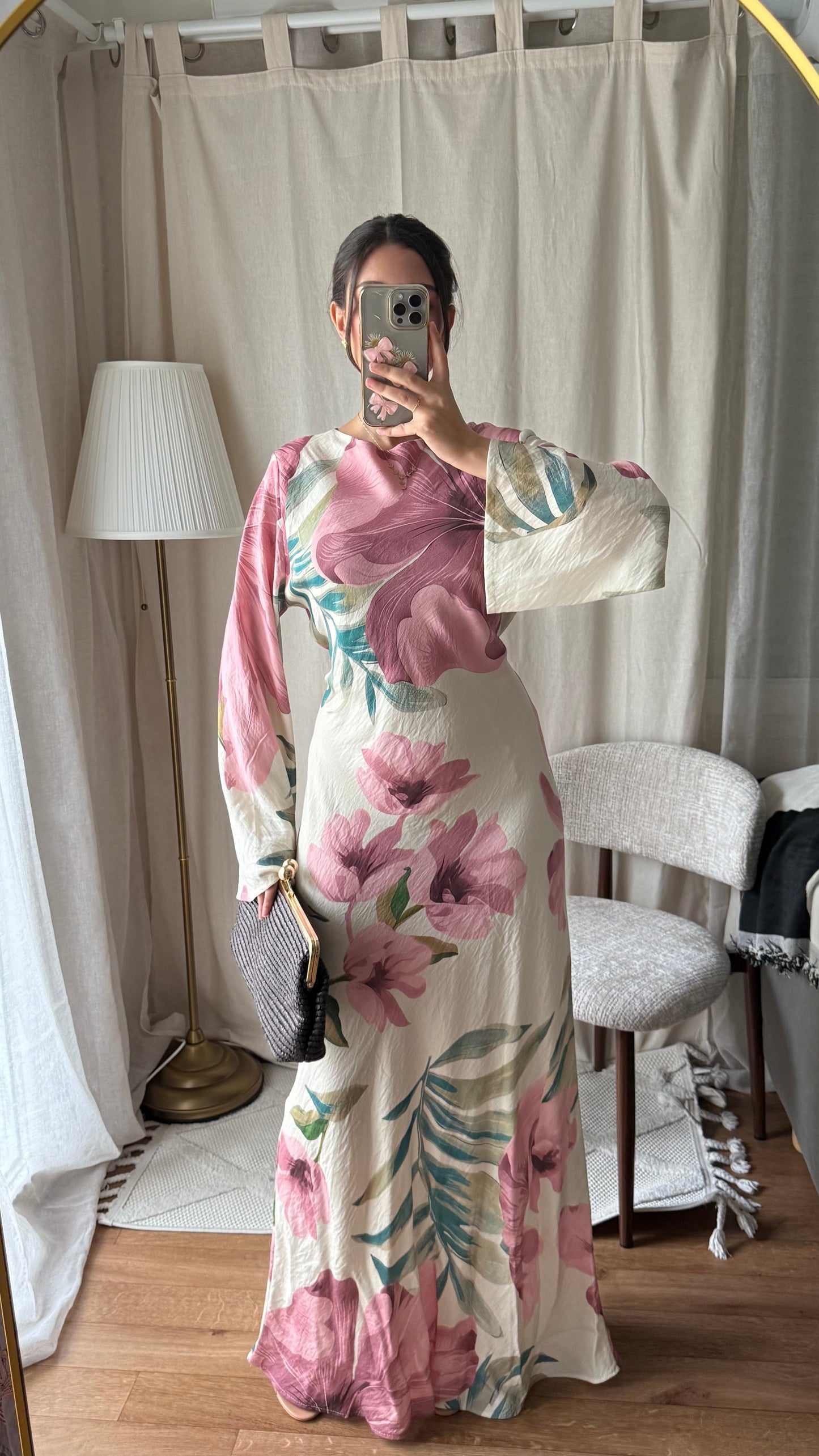 Robe rose effet lin à fleurs nouée dans le dos