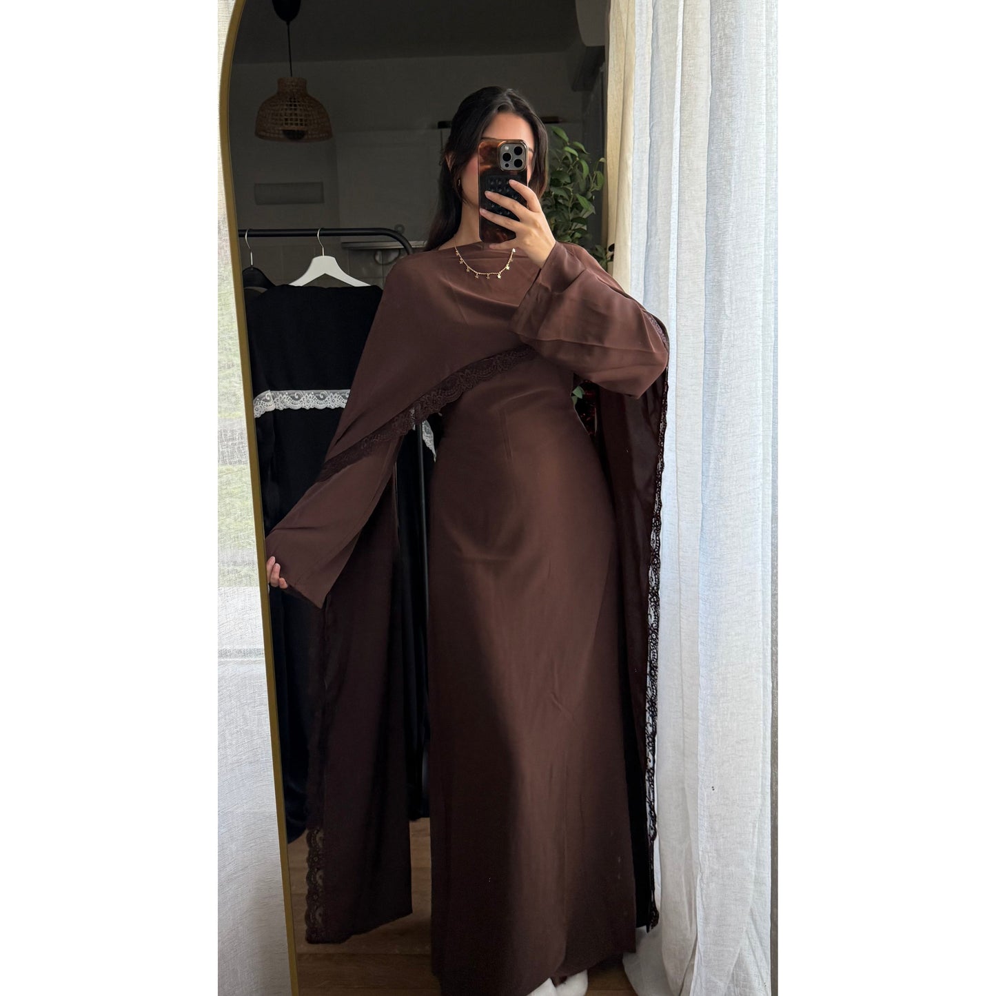 ROBE LONGUE AJUSTÉE À BORDURES EN DENTELLE SUR LA CAPE