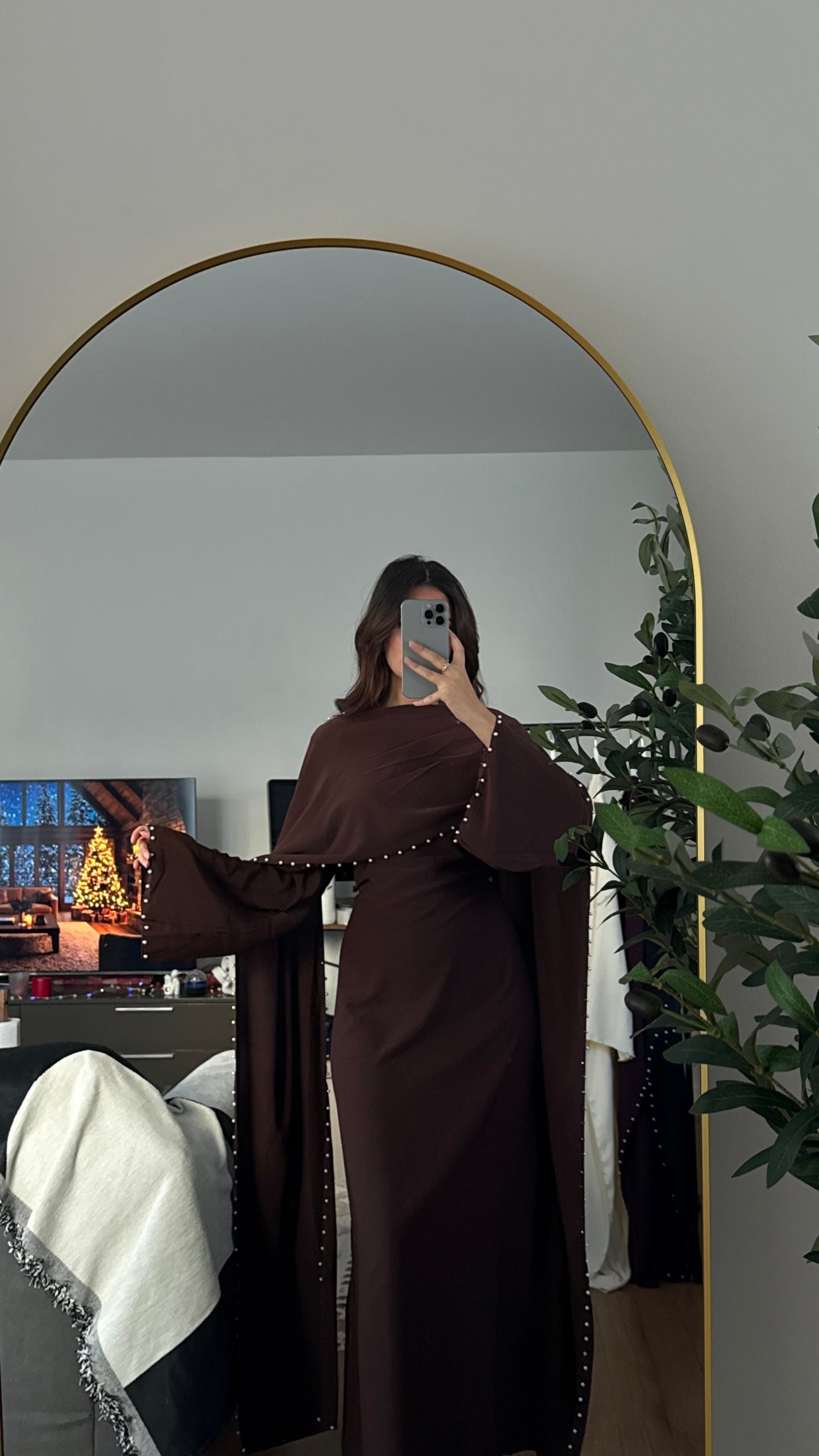 ROBE LONGUE AJUSTÉE À CAPE ORNÉE DE PERLES AU COL