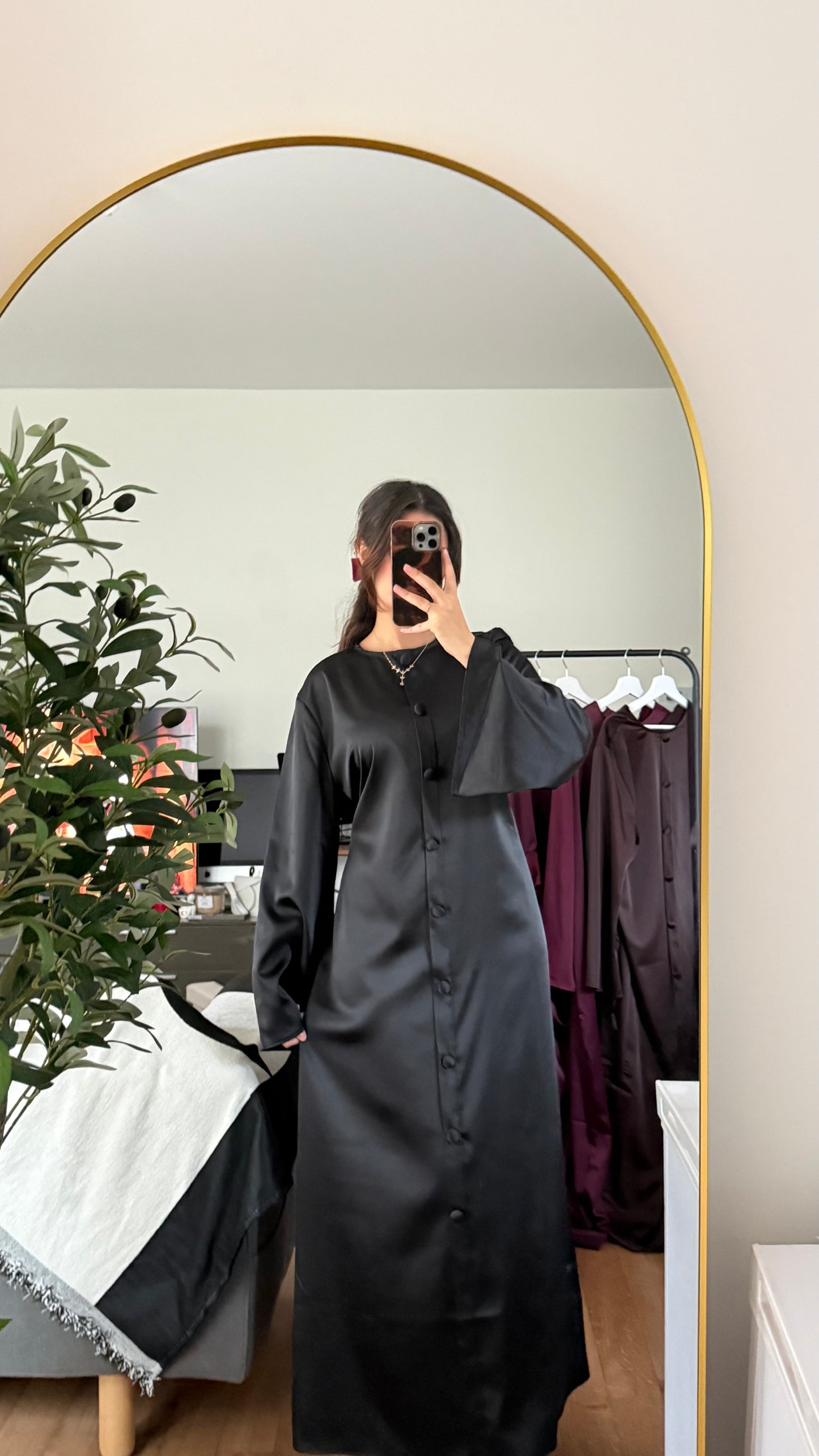 ROBE LONGUE SATINÉE À BOUTONS ET DOS LACÉ