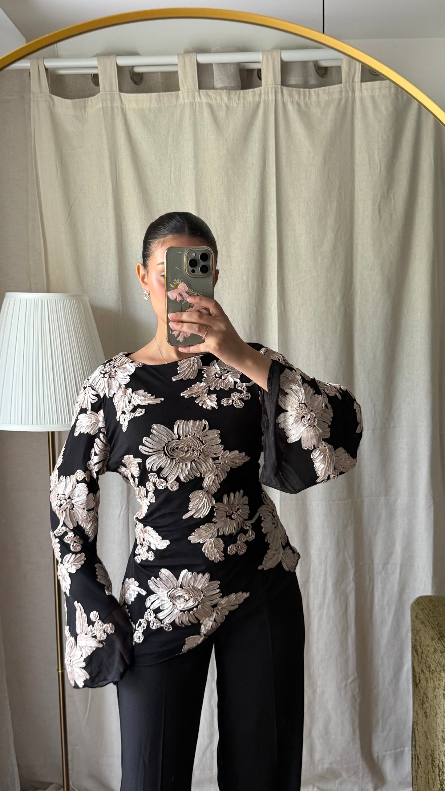 Blouse noir et blanc brodée à nouer dans le dos