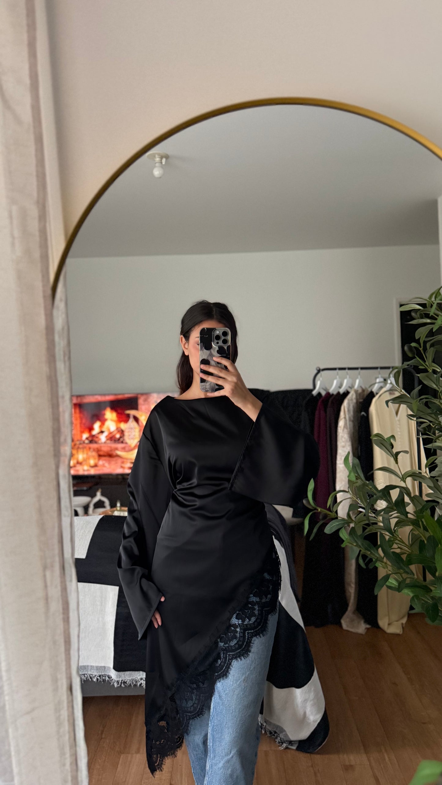 Top Satiné Manches Longues Noué dans le Dos & Bordures Dentelle – Élégant