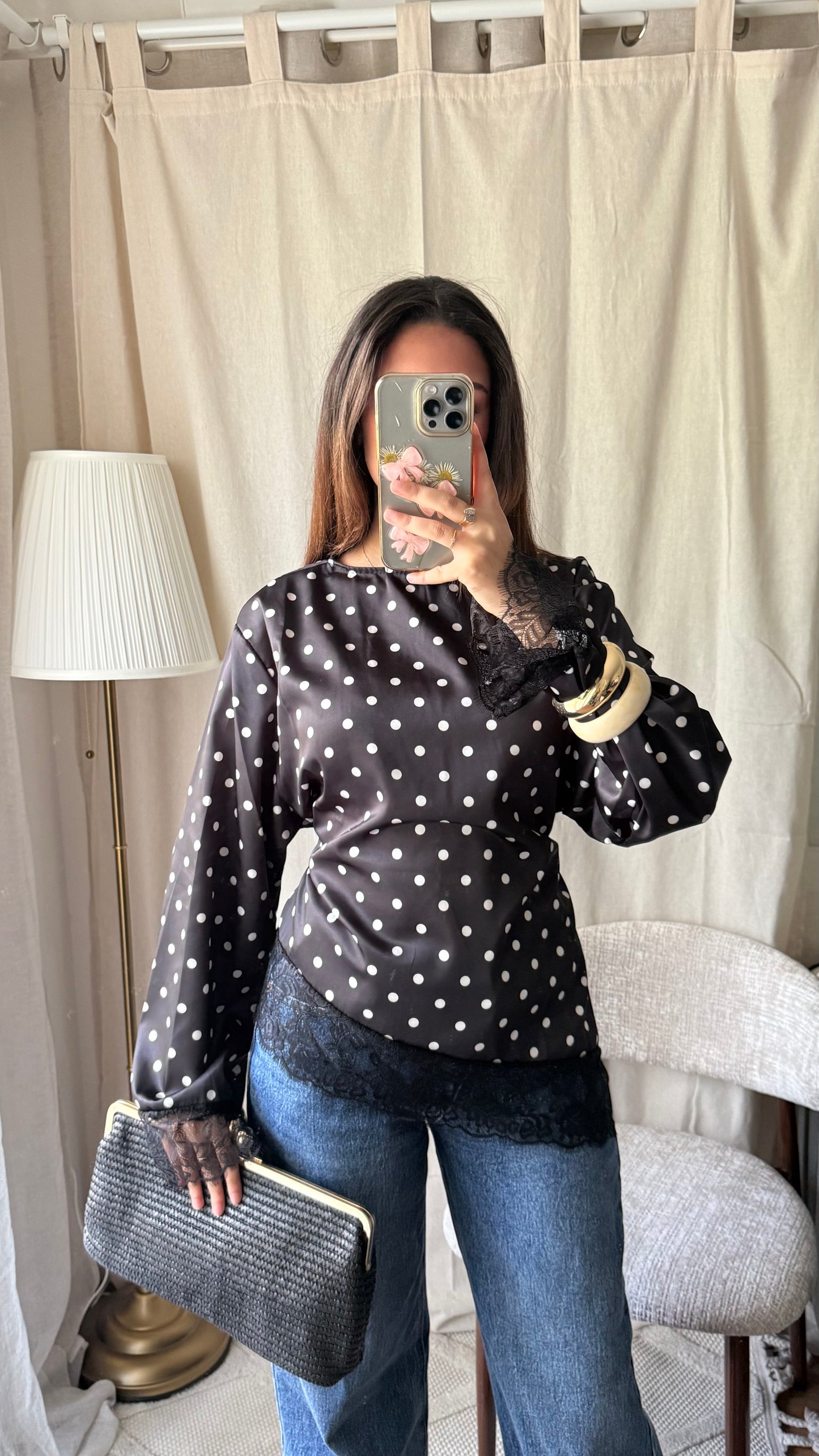 Top à pois satiné manches longues noué dans le dos à bords en dentelle