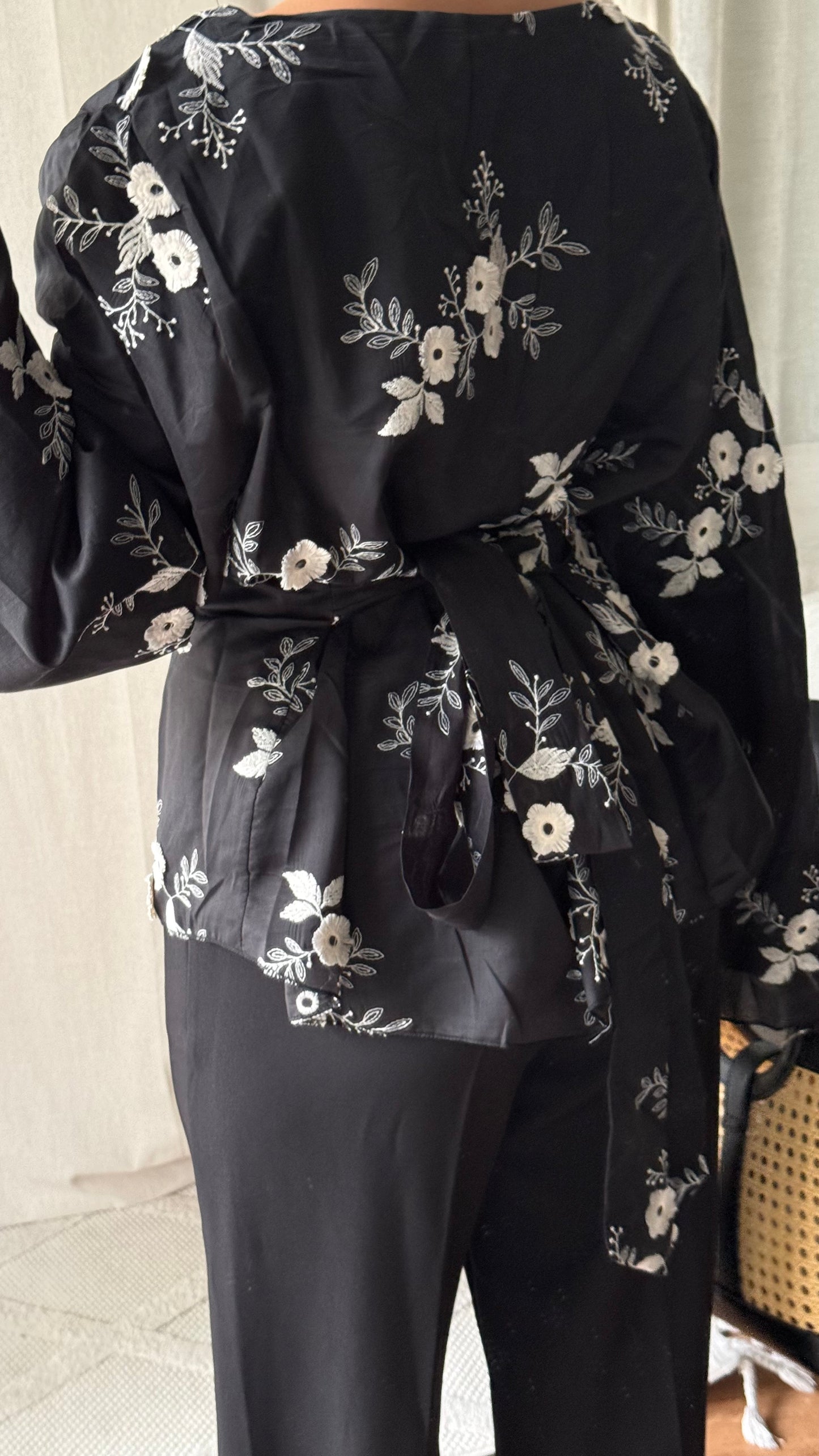 Blouse brodée à nouer dans le dos