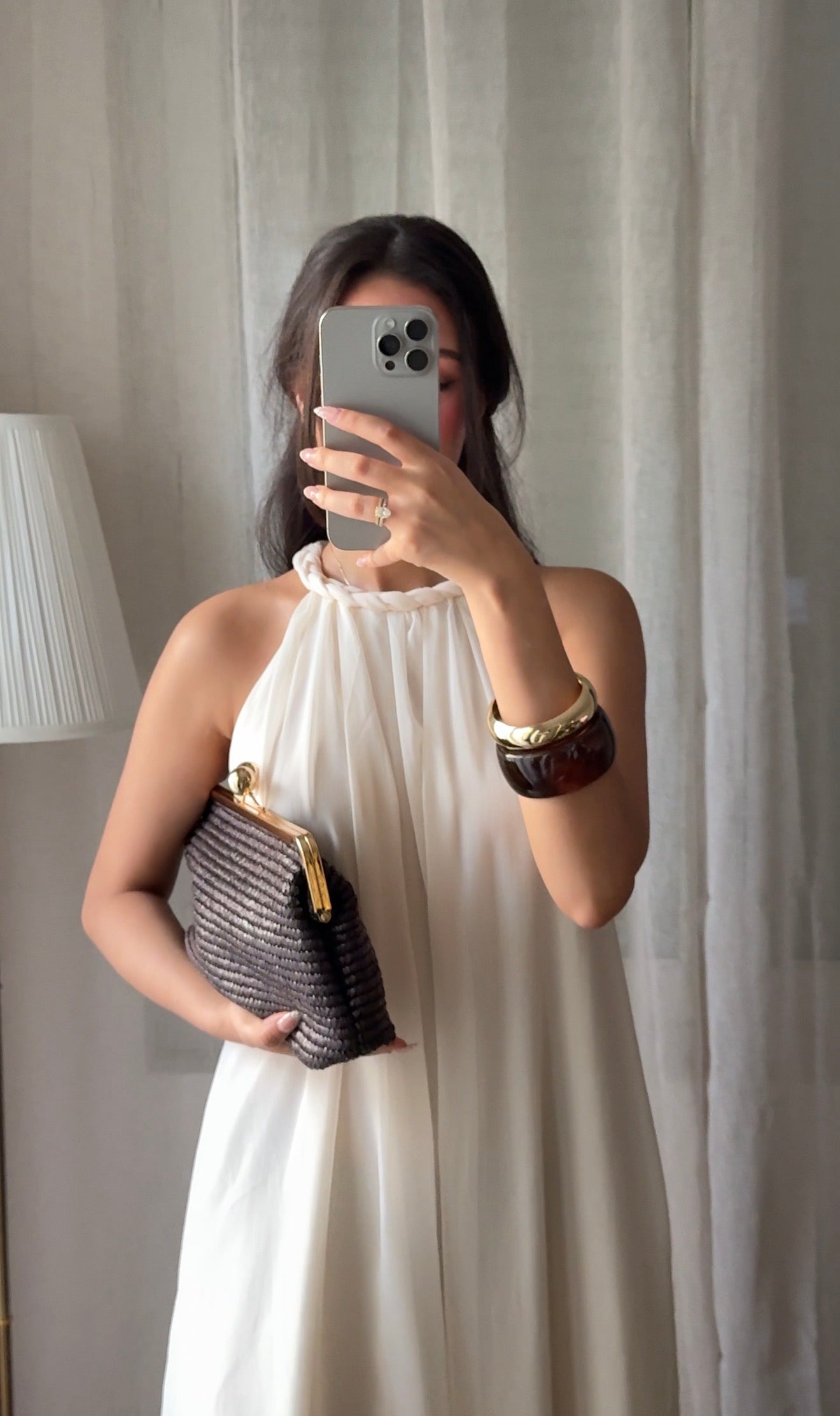 Robe Longue Plissée beige – Doublée avec Détails au col à nouer dans le coup