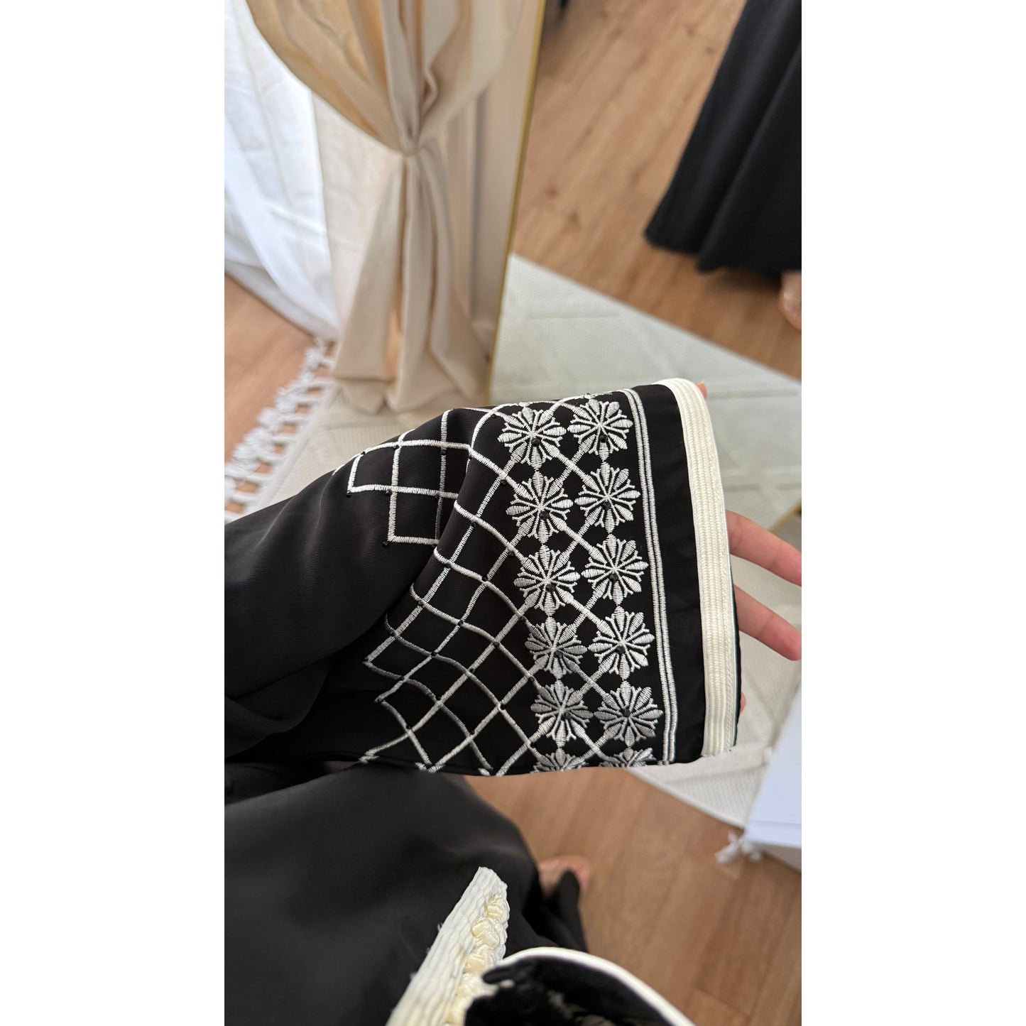 Robe caftan brodé Noire