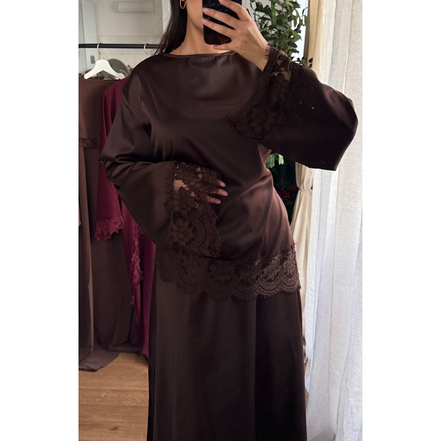 ENSEMBLE TUNIQUE ASYMÉTRIQUE ET JUPE LONGUE À BORDURES EN DENTELLE