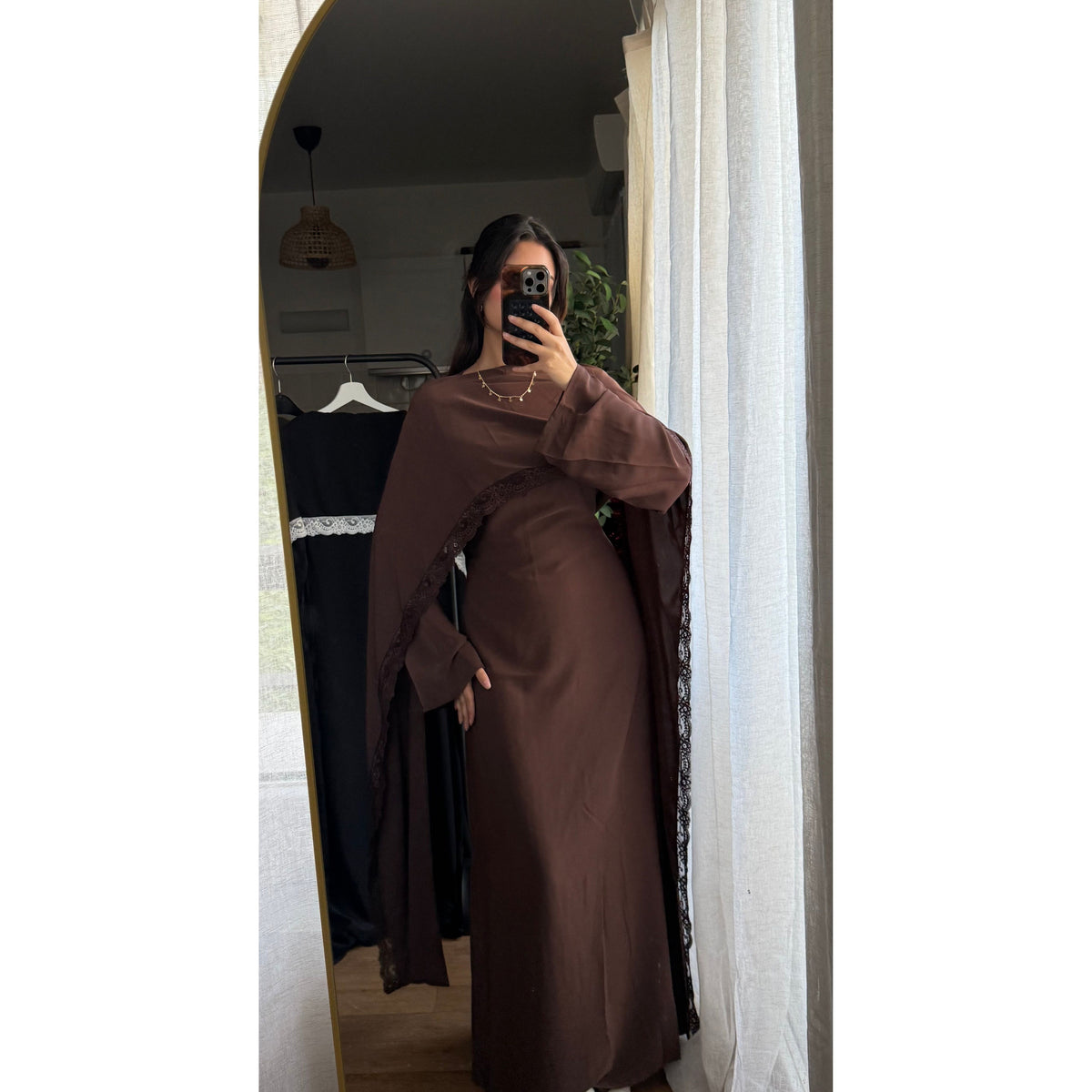 ROBE LONGUE AJUSTÉE À BORDURES EN DENTELLE SUR LA CAPE