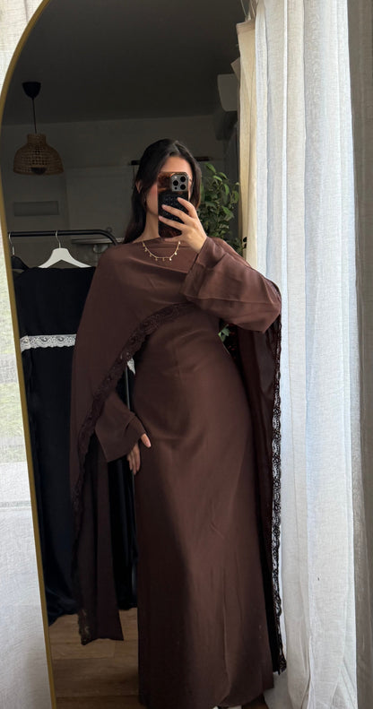 ROBE LONGUE AJUSTÉE À BORDURES EN DENTELLE SUR LA CAPE