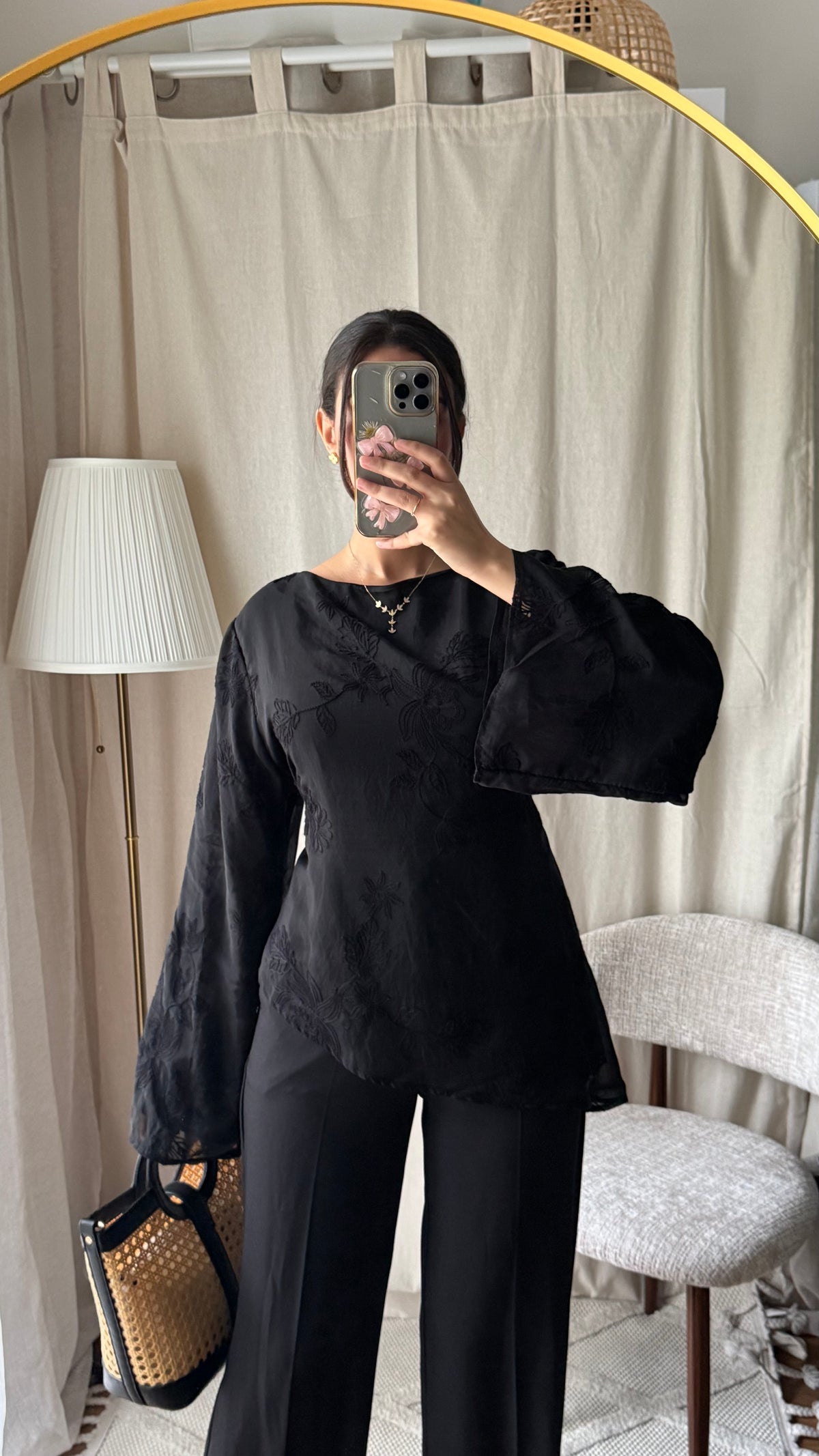 Blouse noir brodée à nouer dans le dos