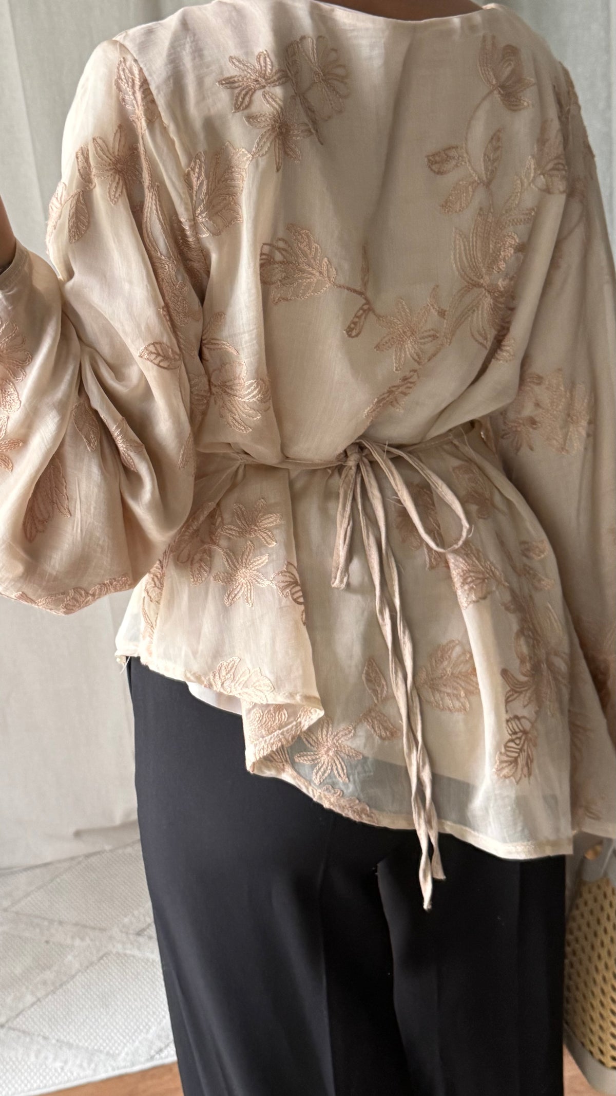 Blouse brodée à nouer dans le dos
