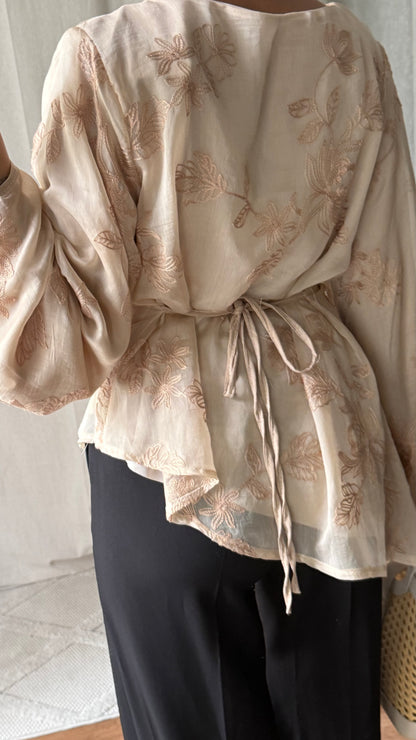 Blouse brodée à nouer dans le dos