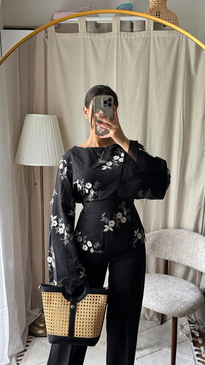 Blouse brodée à nouer dans le dos