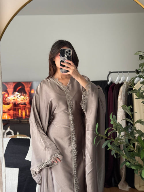Abaya papillon satin dentelle taupe élégante sophistiquée Azayel