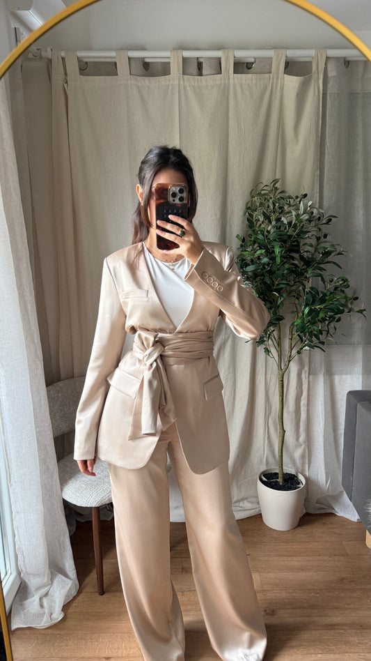 Tailleur Premium Beige Satiné – Blazer & Pantalon & Ceinture