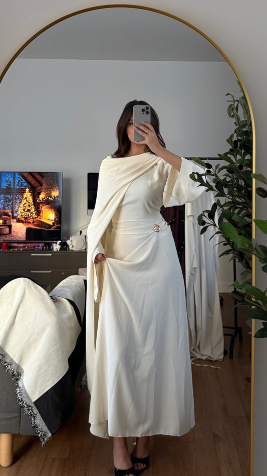 ROBE LONGUE ET FLUIDE À CHÂLE AU COL ET BROCHE À LA TAILLE