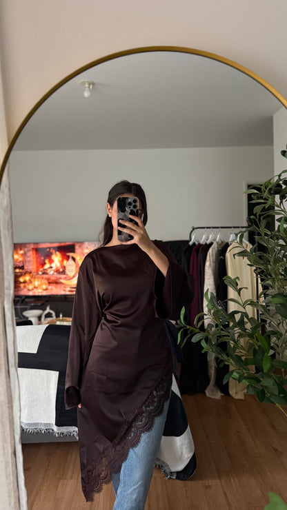 TOP SATINÉ MANCHES LONGUES NOUÉ DANS LE DOS À BORDS EN DENTELLE