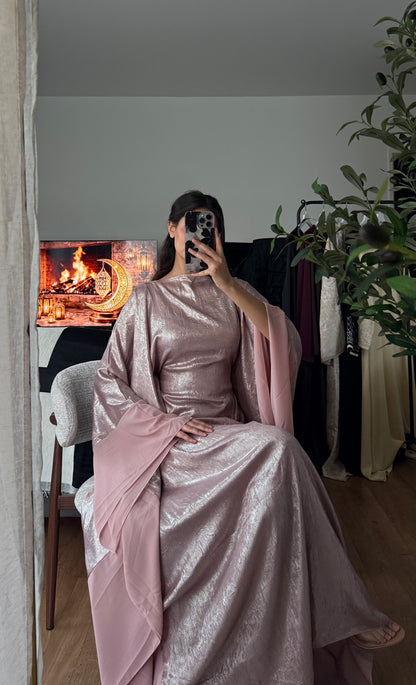 Abaya Papillon Tissu Brillant & Bordures Voile – Rose Élégante