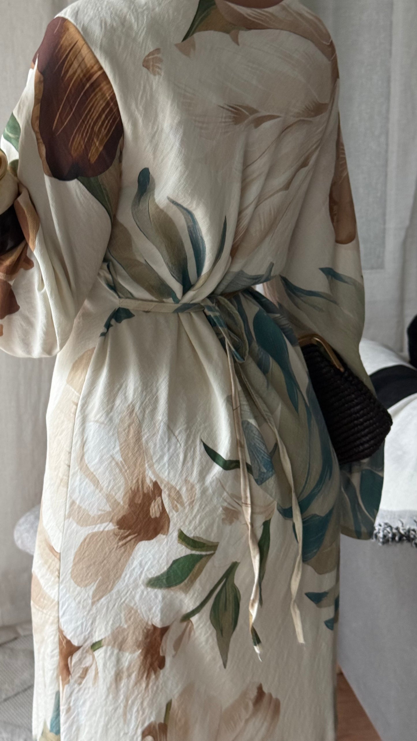 Robe marron effet lin à fleurs nouée dans le dos