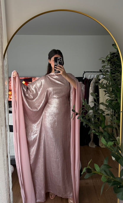 Abaya Papillon Tissu Brillant & Bordures Voile – Rose Élégante
