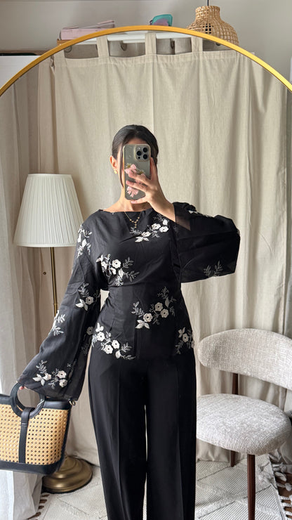 Blouse brodée à nouer dans le dos