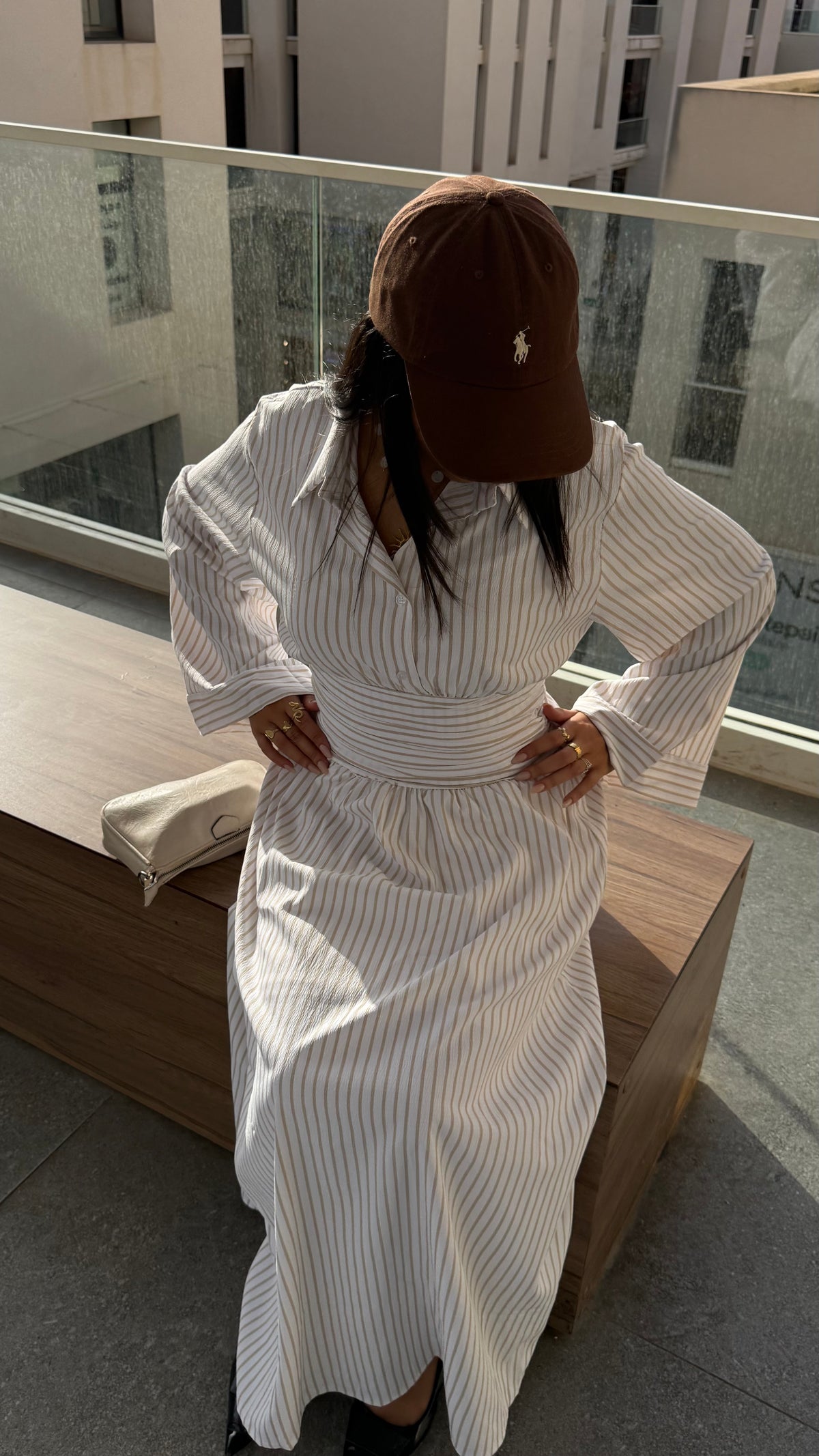 Robe chemise longue rayée Riya à ceinture / BEIGE