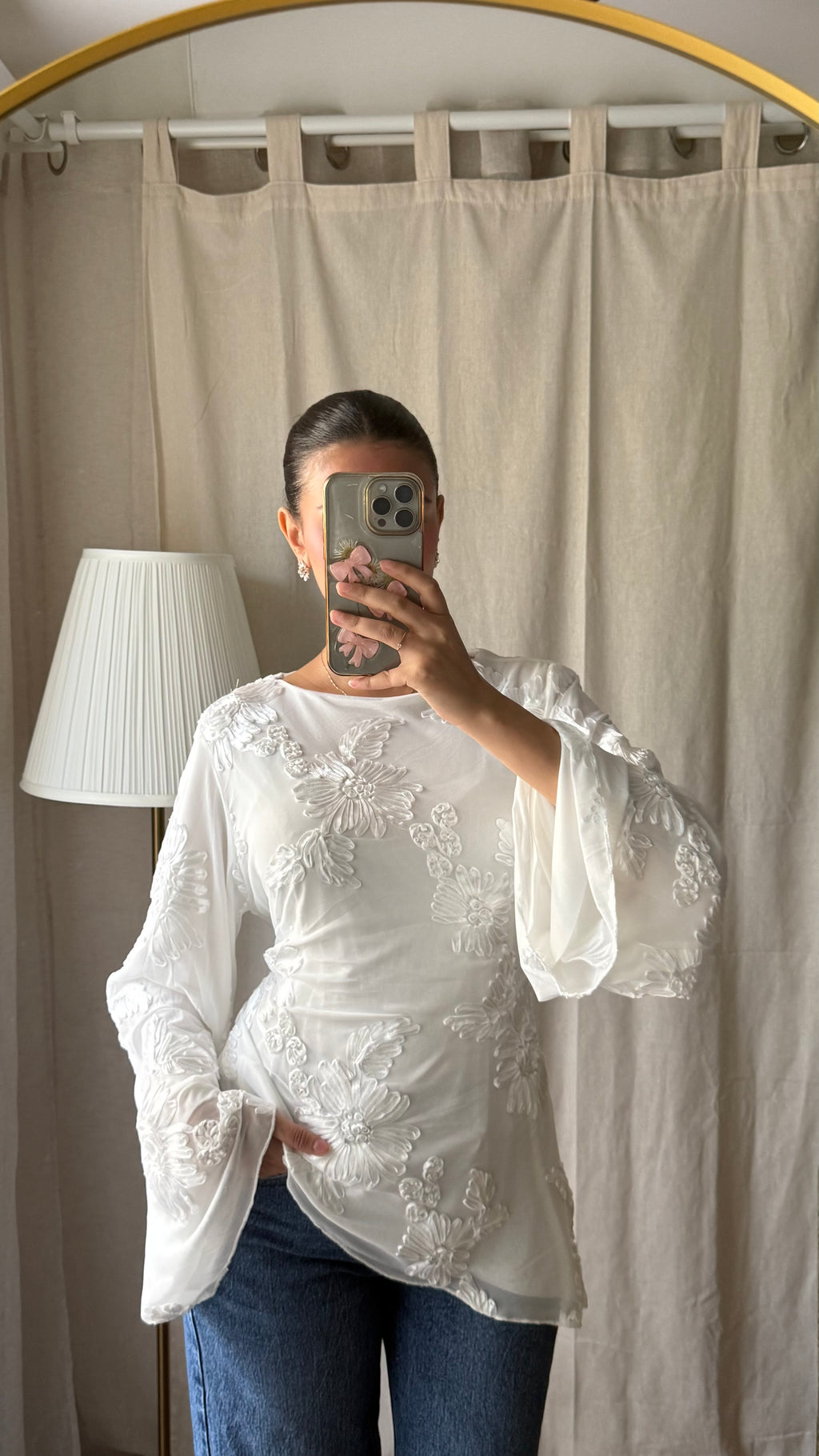 Blouse blanche brodée à nouer dans le dos