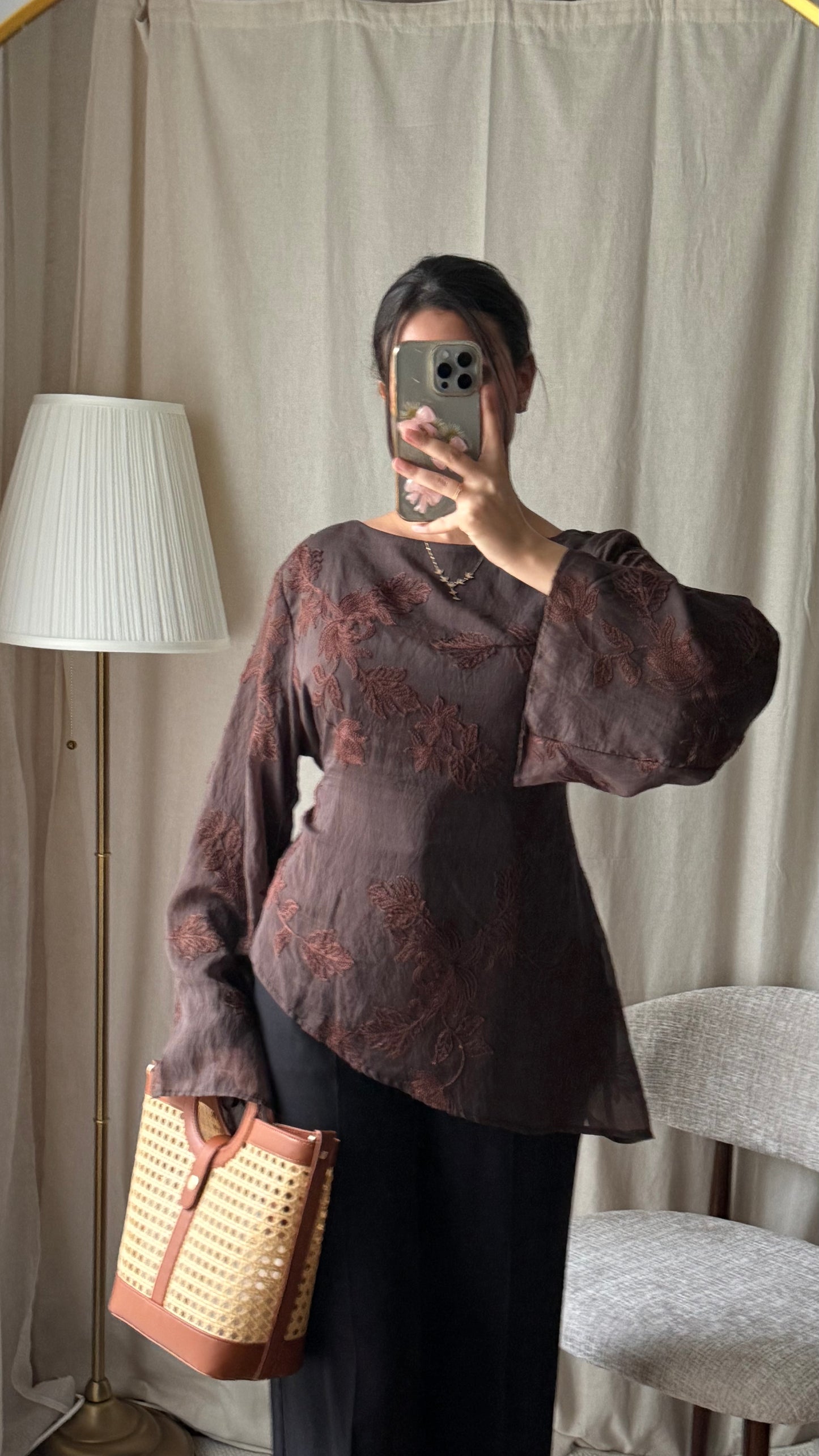 Blouse marron brodée à nouer dans le dos