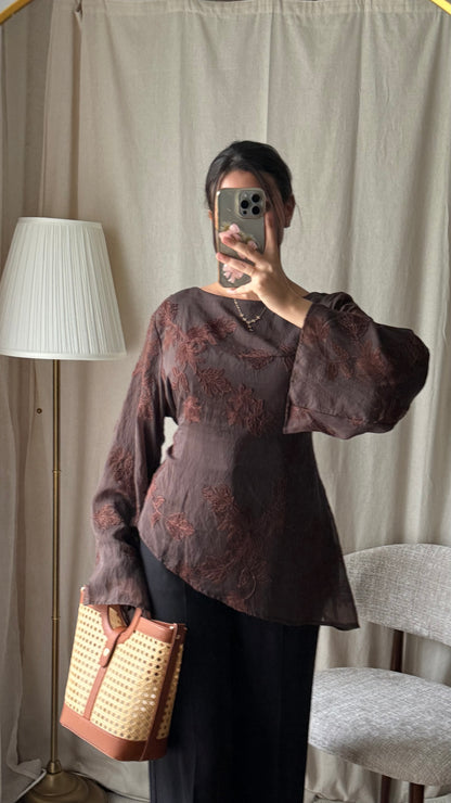 Blouse marron brodée à nouer dans le dos