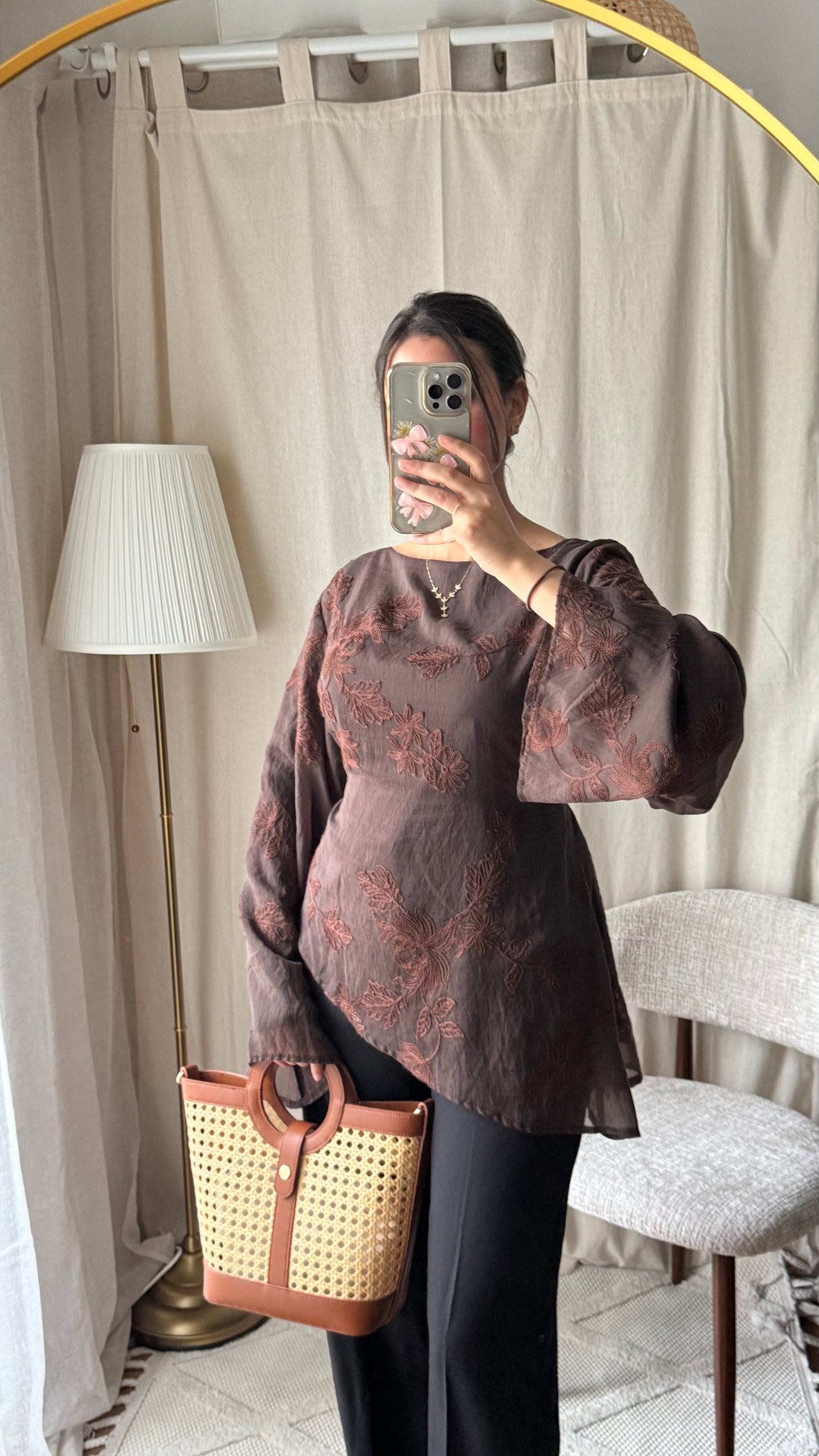 Blouse marron brodée à nouer dans le dos
