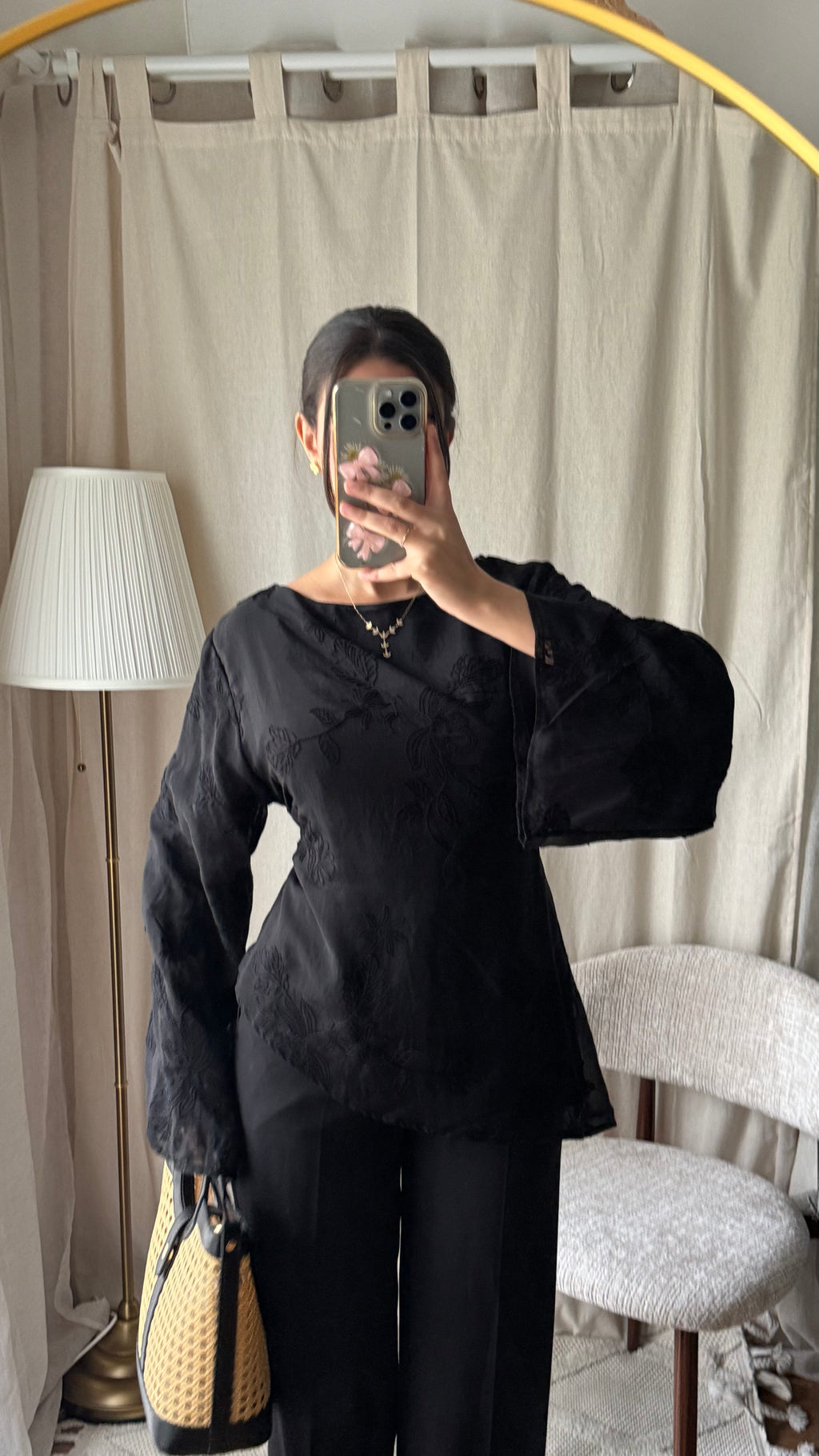 Blouse noir brodée à nouer dans le dos