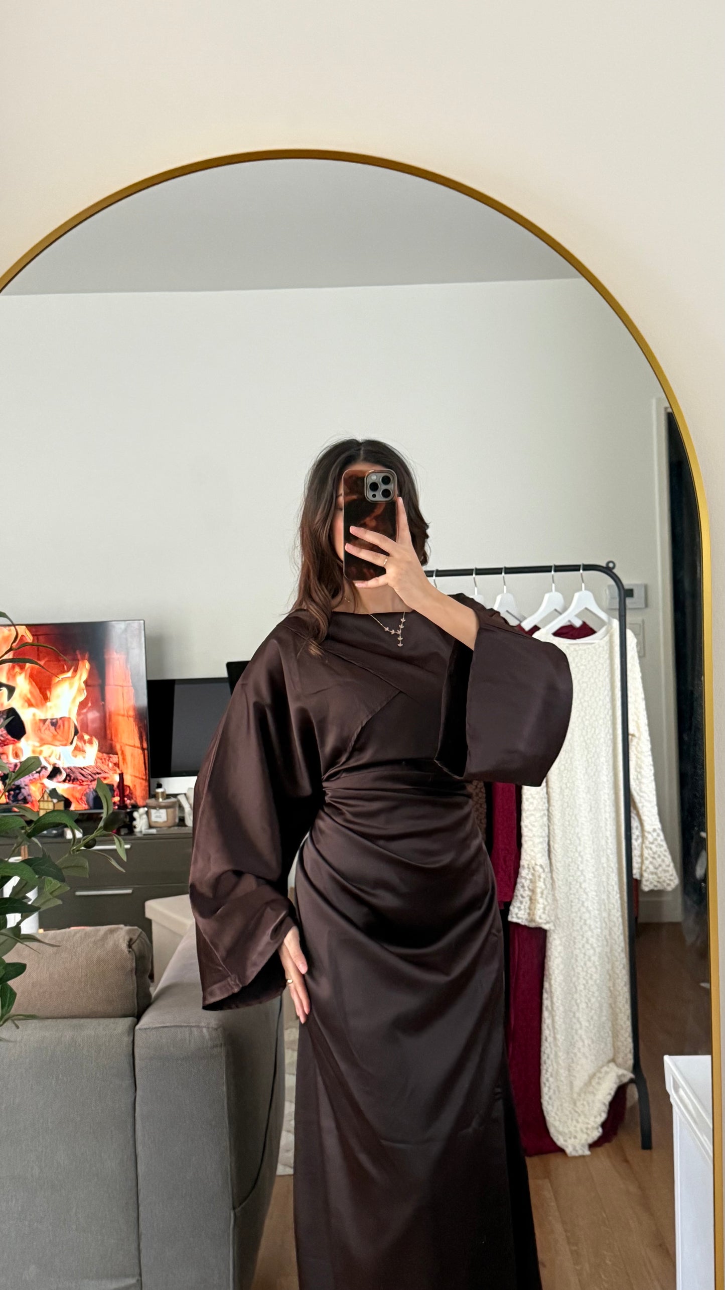 ROBE LONGUE EN SATIN DRAPÉ À NOUER DANS LE DOS