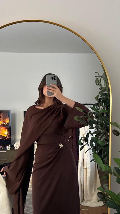 ROBE LONGUE ET FLUIDE À CHÂLE AU COL ET BROCHE À LA TAILLE