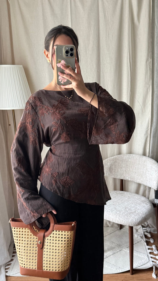 Blouse marron brodée à nouer dans le dos