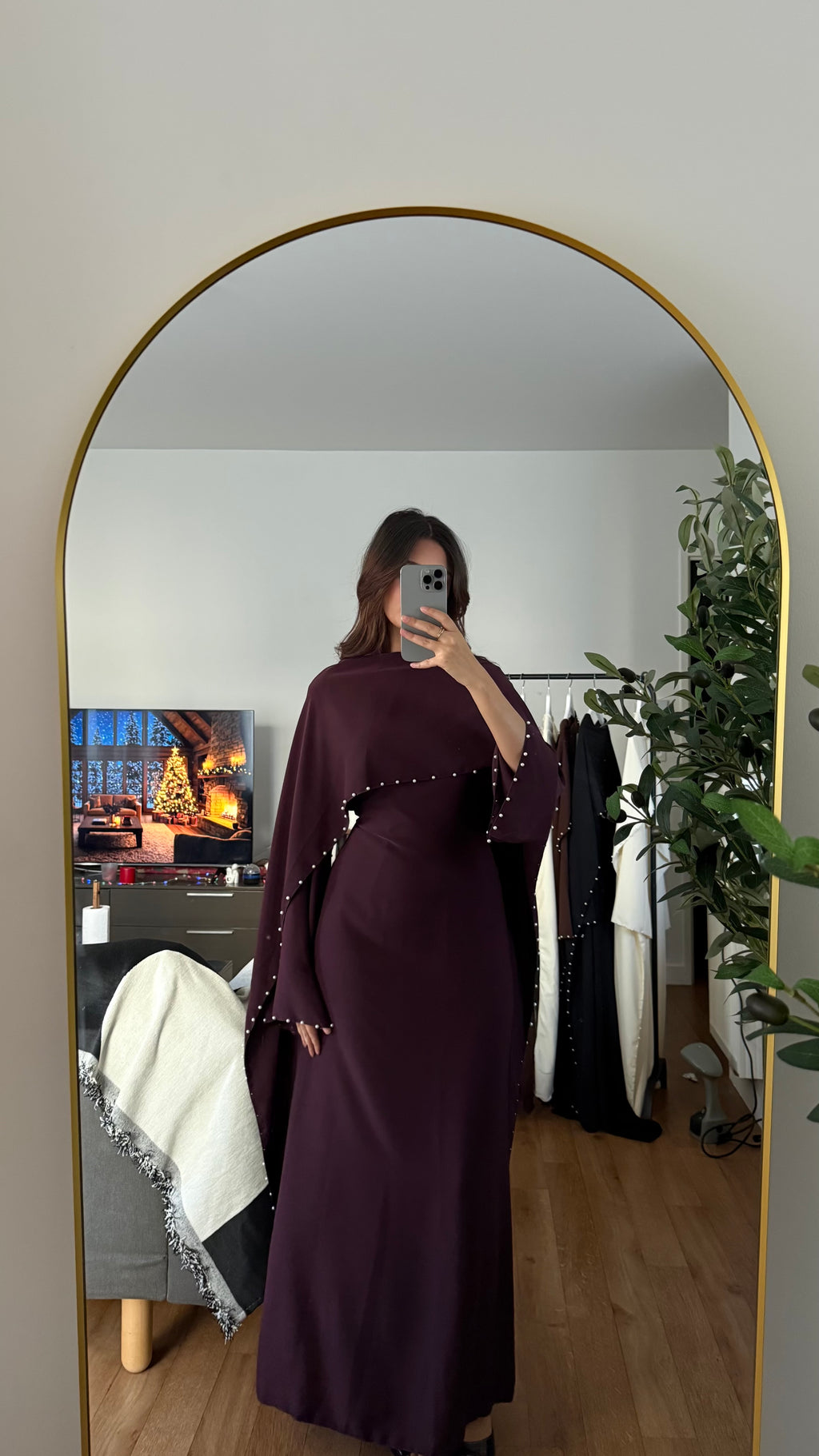 Robe Longue Ajustée à Cape & Perles au Col – Élégante | Écru Marron Prune