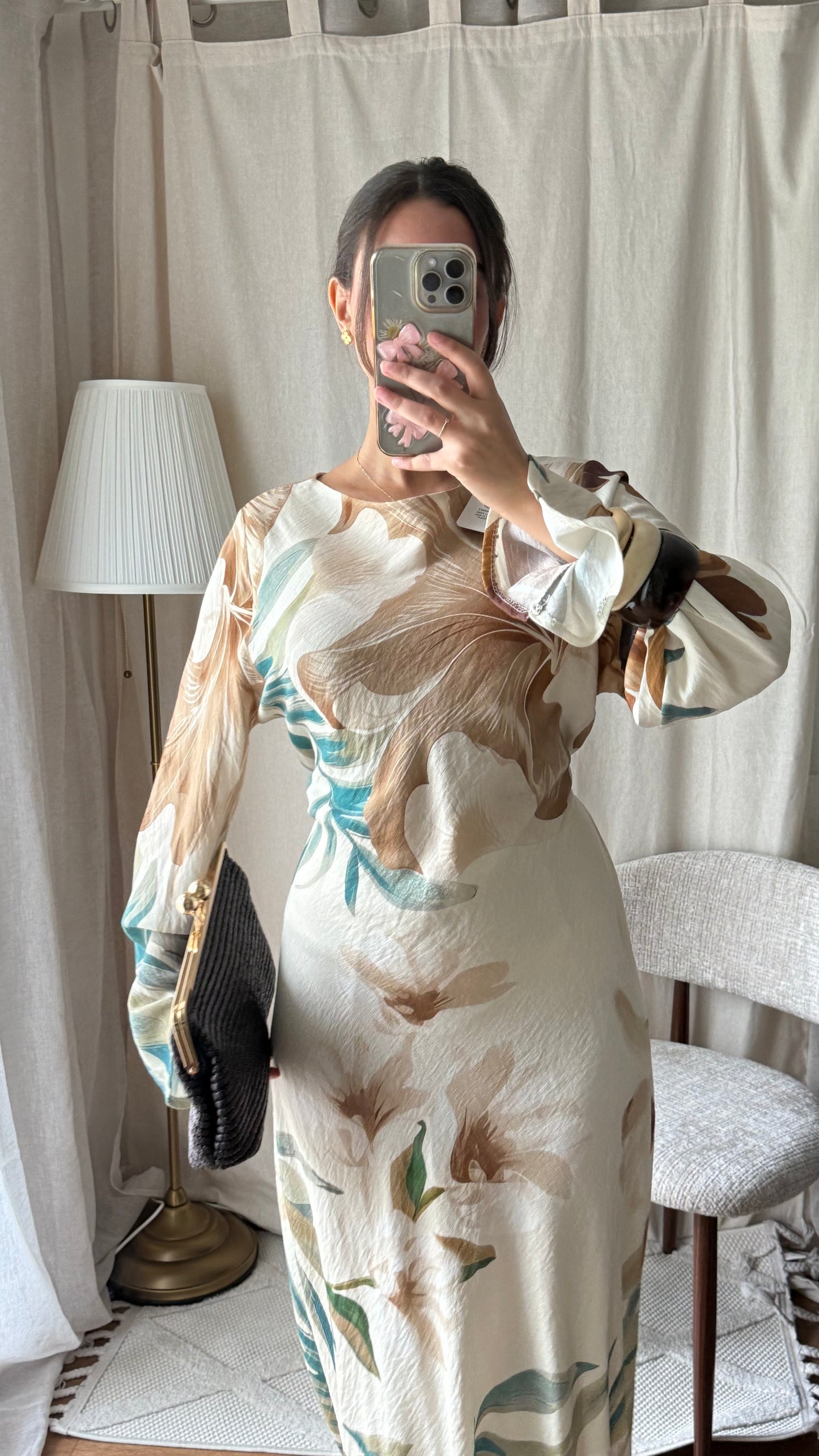 Robe marron effet lin à fleurs nouée dans le dos