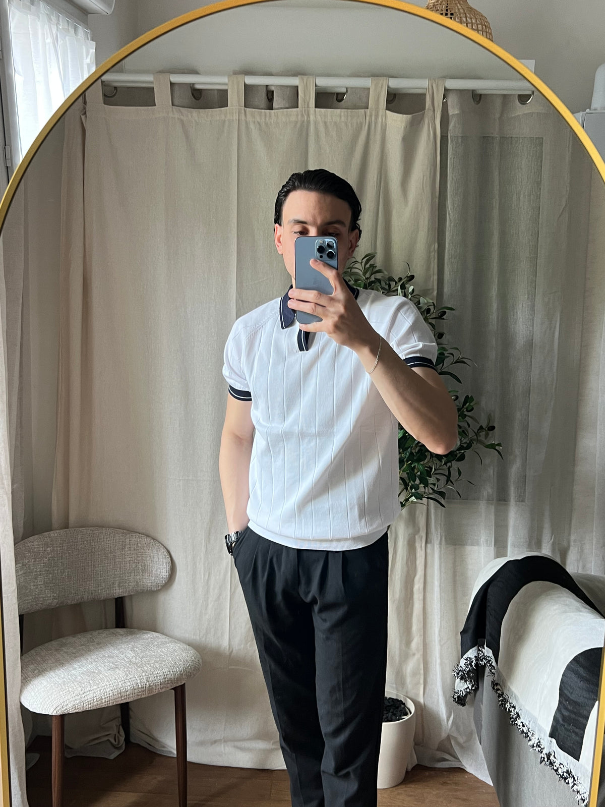 Polo blanc col bleu marine – Élégance contrastée