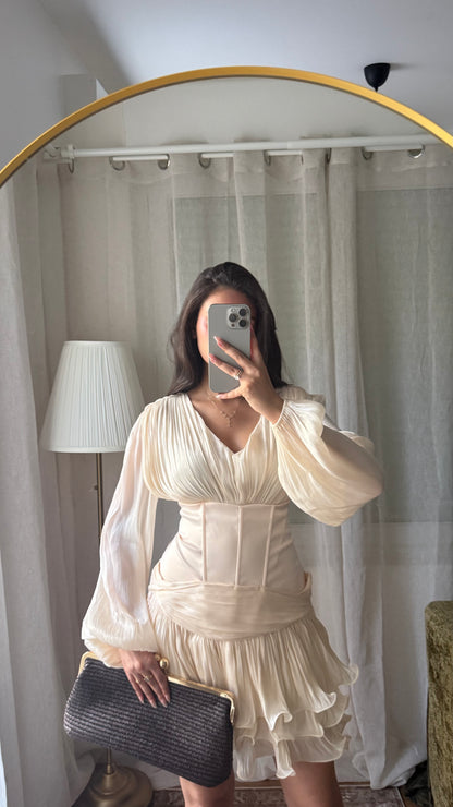 Robe Courte Plissée Écru – Taille Corset & Volants