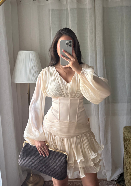 Robe Alya 🦢 Courte Plissée Écru – Taille Corset & Volants