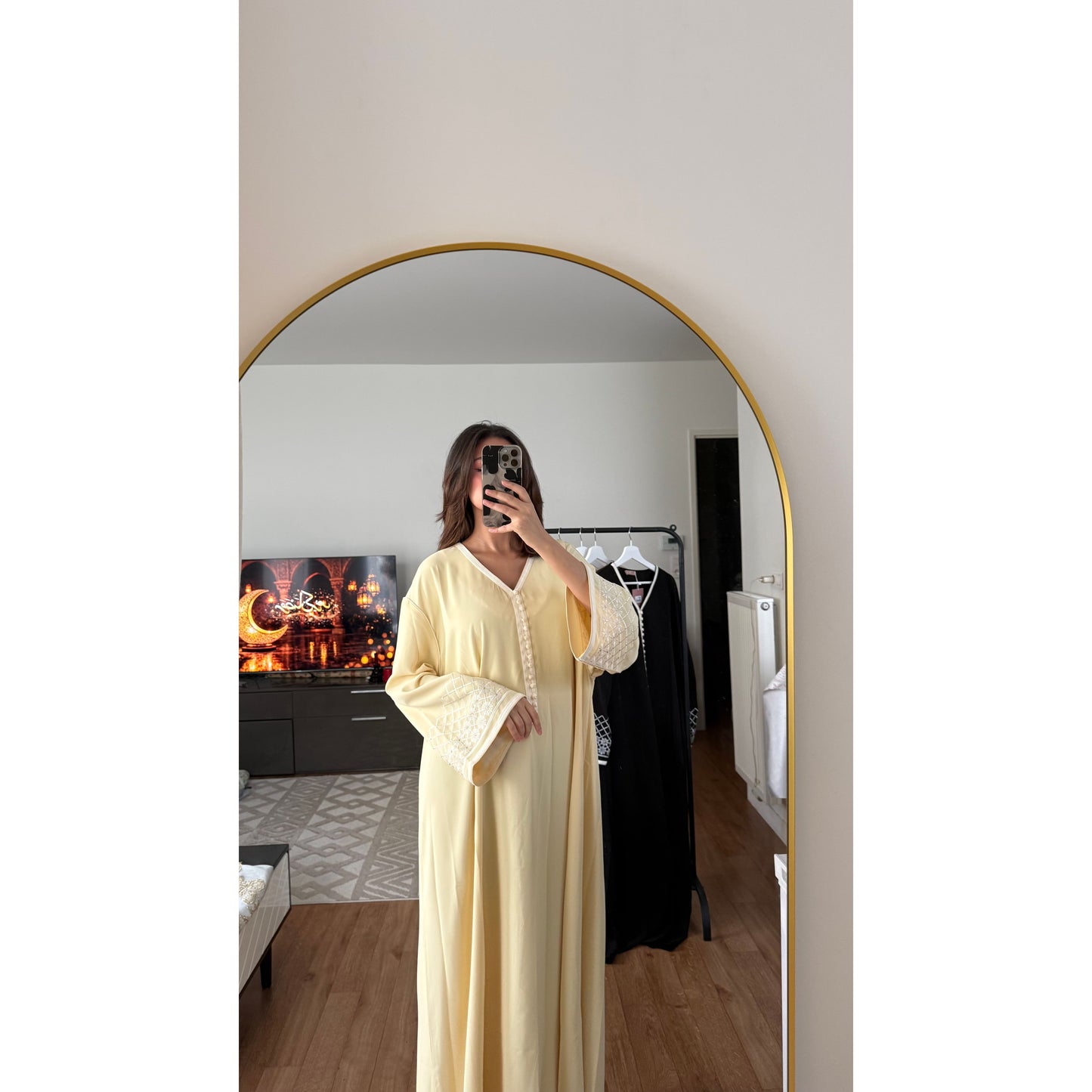 Robe caftan brodé jaune pastel