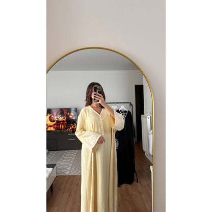 Robe caftan brodé jaune pastel