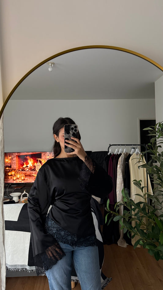 TOP SATINÉ MANCHES LONGUES NOUÉ DANS LE DOS À BORDS EN DENTELLE