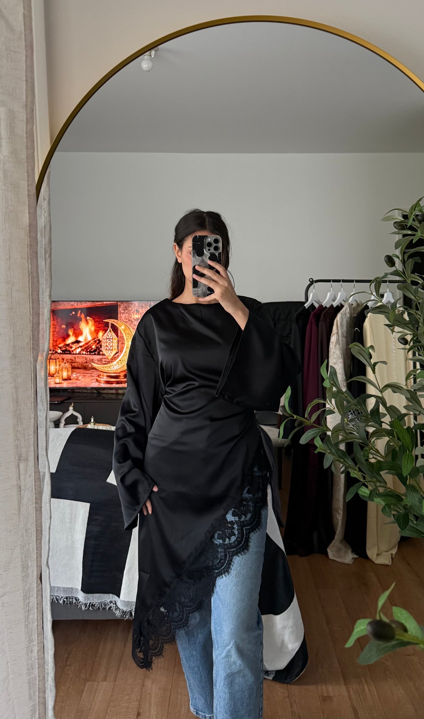 TOP SATINÉ MANCHES LONGUES NOUÉ DANS LE DOS À BORDS EN DENTELLE