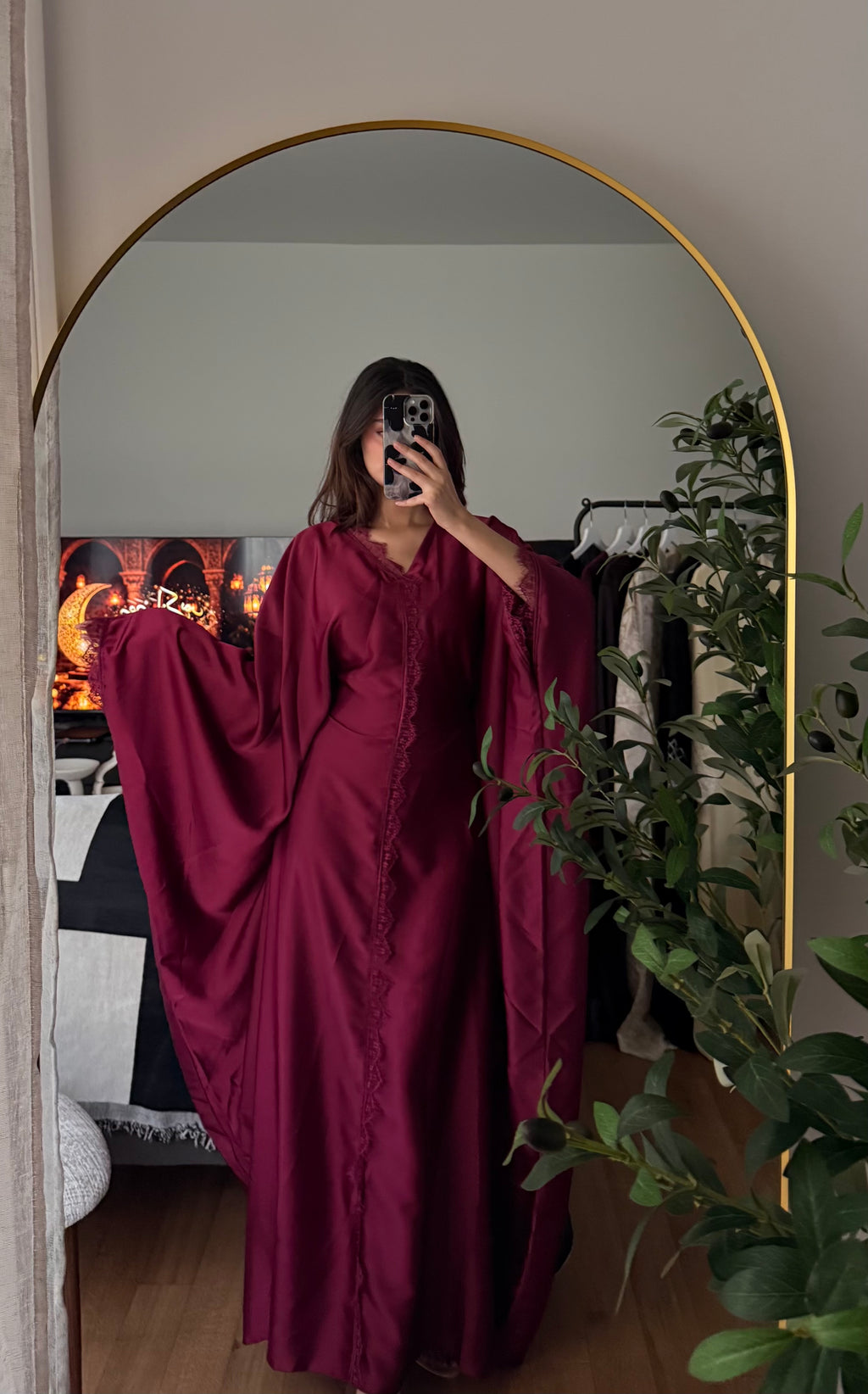 Abaya papillon satin dentelle bordeaux, vue de face, élégante et envoûtante Azayel