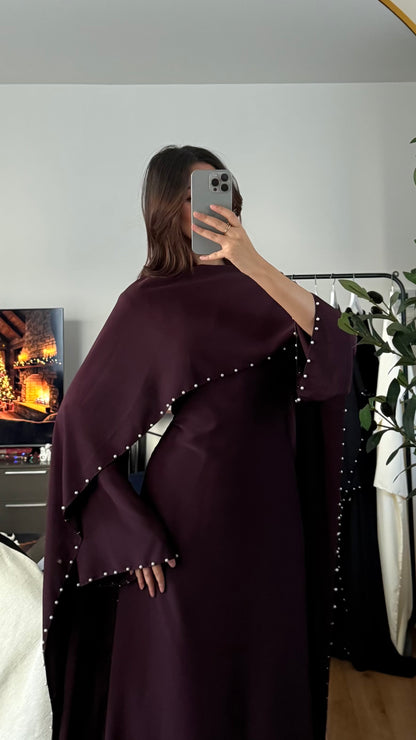 ROBE LONGUE AJUSTÉE À CAPE ORNÉE DE PERLES AU COL