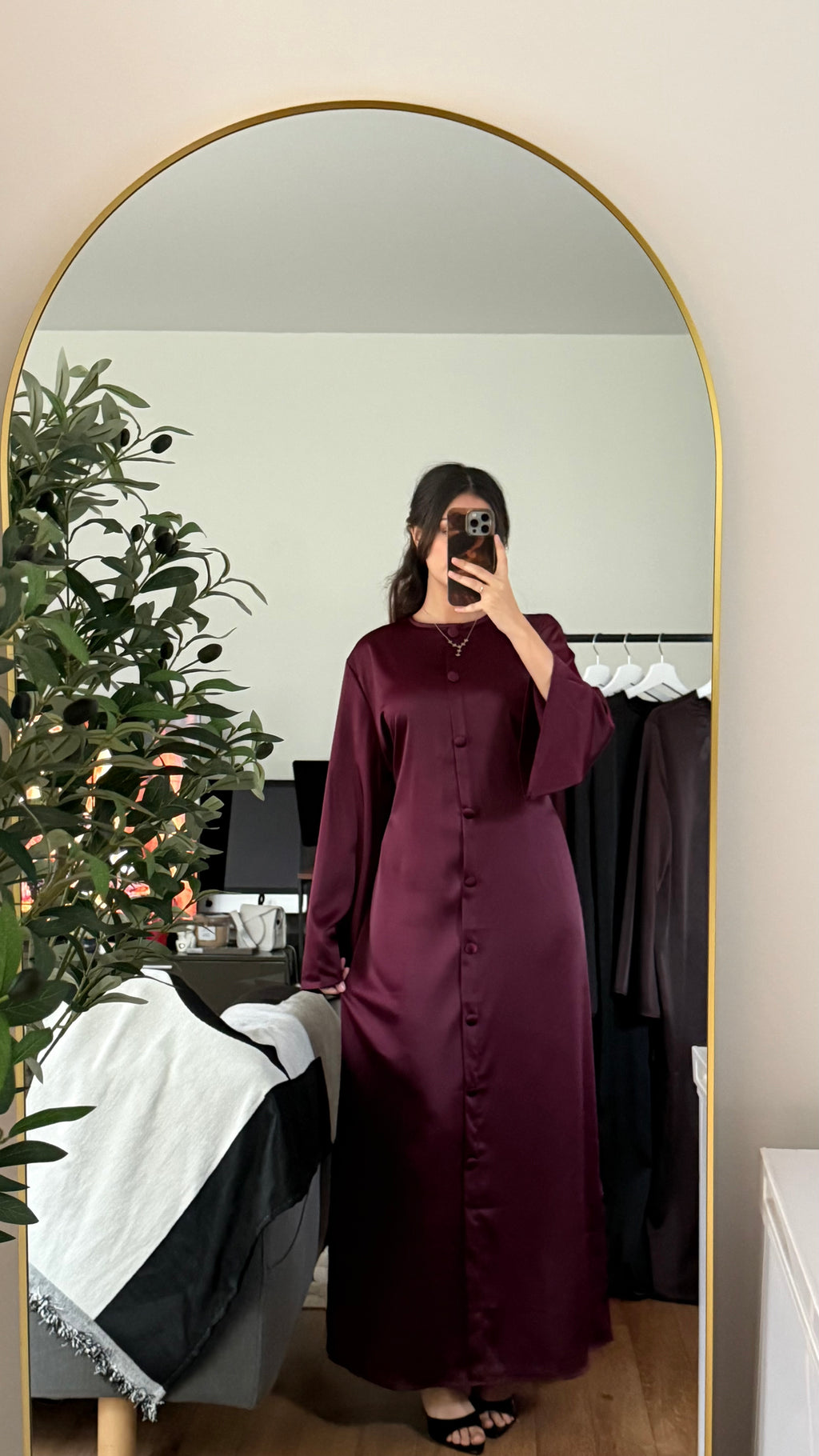 Robe longue satinée boutons dos lacé prune Azayel