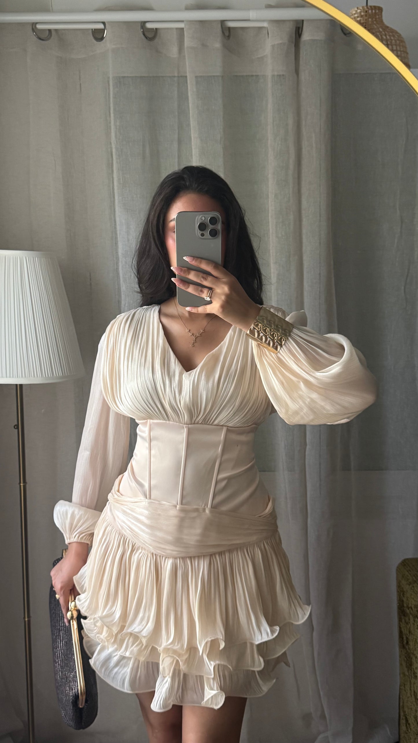 Robe Courte Plissée Écru – Taille Corset & Volants