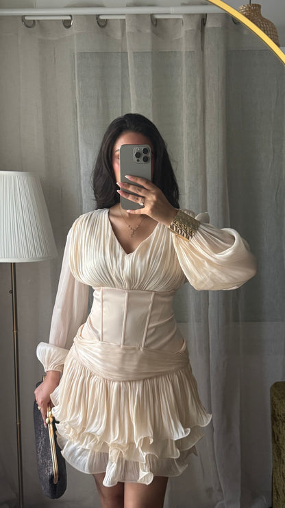 Robe Courte Plissée Écru – Taille Corset & Volants