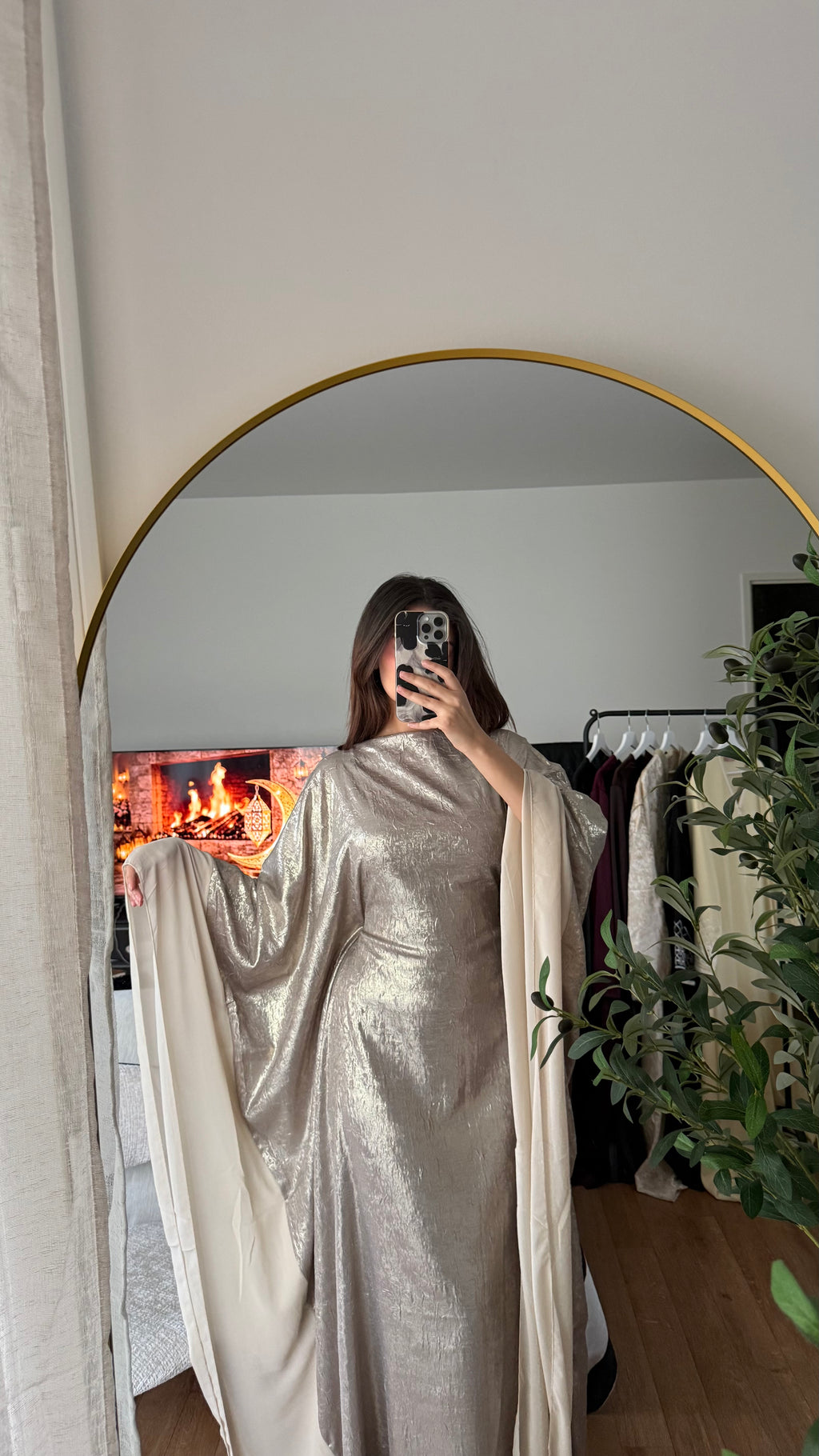 Abaya Papillon Tissu Brillant & Bordures Voile – Beige Élégante